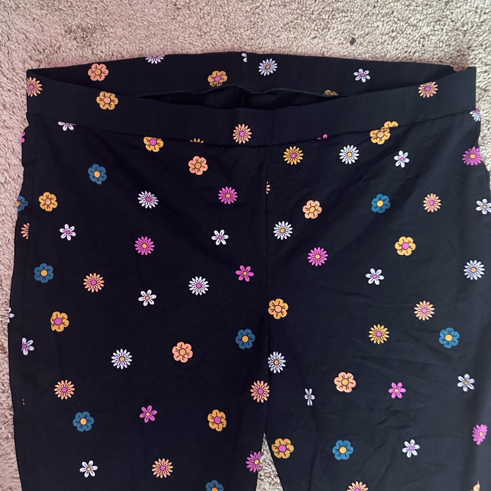 Torrid Black Floral Patterned Capri Leggings Size 5X - Picture 4 of 5
